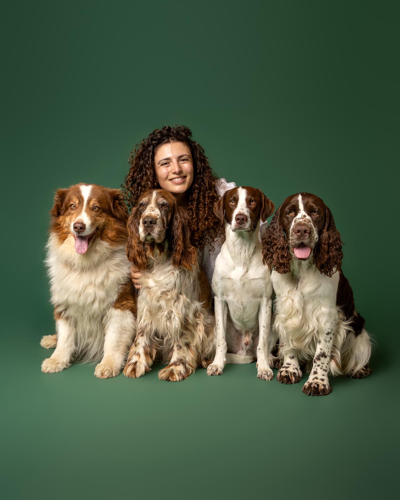 Beatriz, fotógrafa da Springer Pet Photography, com cães durante uma sessão