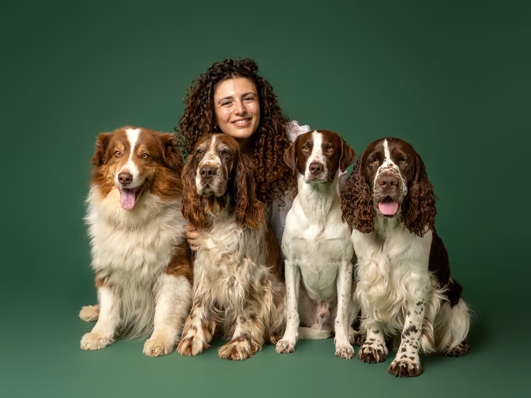 Beatriz, fotógrafa da Springer Pet Photography, com cães durante uma sessão